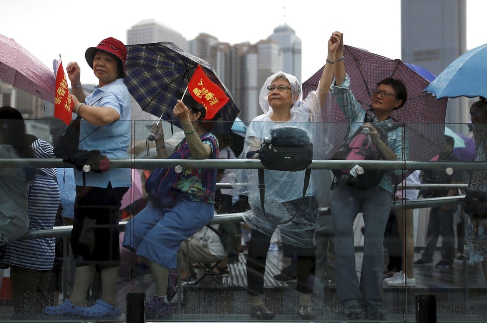 Ohromné demonstrace v Hongkongu pokračují, přidávají se už i učitelé, situace je vypjatá