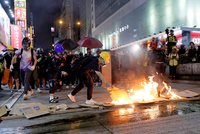 V Hongkongu eskalují protesty. Policie na kamení odpověděla slzným plynem