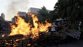 Barikády, ničení obchodů a dlažební kostky proti policistům. Nepokoje v Hongkongu neberou konce (22. 9. 2019)