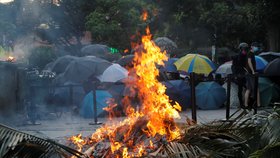 Barikády, ničení obchodů a dlažební kostky proti policistům. Nepokoje v Hongkongu neberou konce (22. 9. 2019)