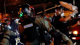 Hongkongská policie zasáhla slzným plynem i vodním dělem