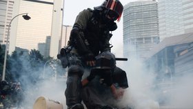 Policie tvrdě zasáhla proti demonstrantům v Hongkong