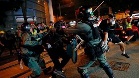 Policie tvrdě zasáhla proti demonstrantům v Hongkong