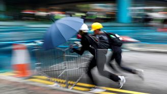 Násilí v Hongkongu se stupňuje. Protivládní demonstrace přerostla v tvrdé potyčky s policií