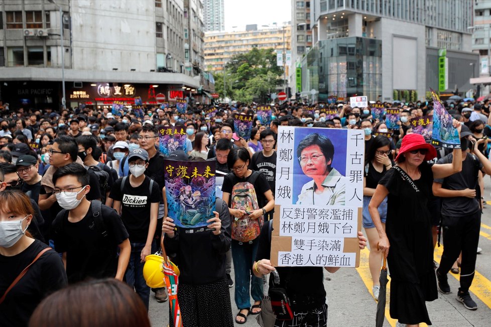 Policie rozháněla demonstranty v Hongkongu i slzným plynem (3. 8. 2019)