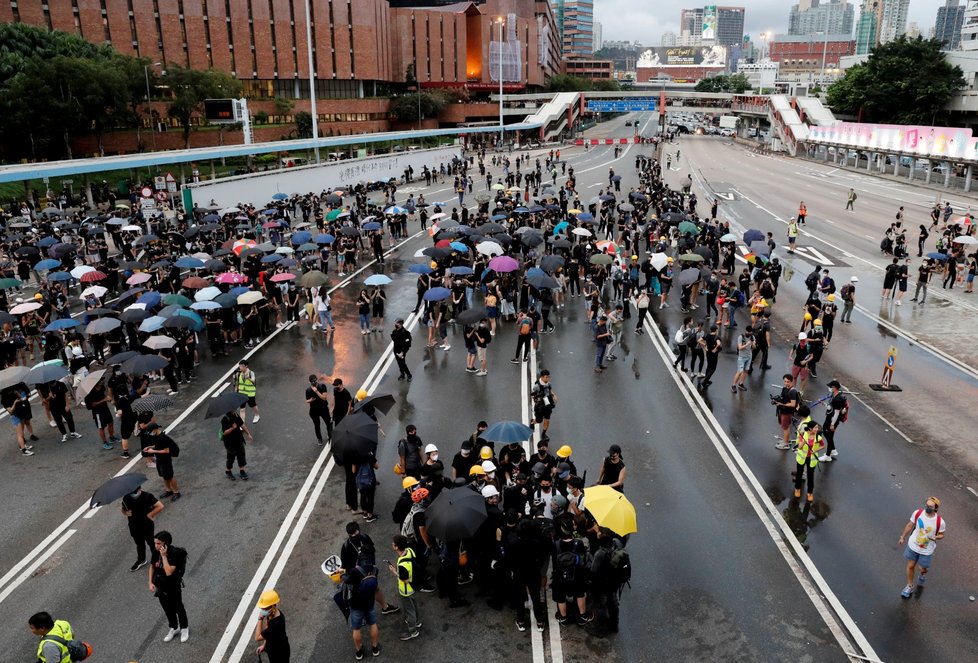 Policie rozháněla demonstranty v Hongkongu i slzným plynem (3. 8. 2019)