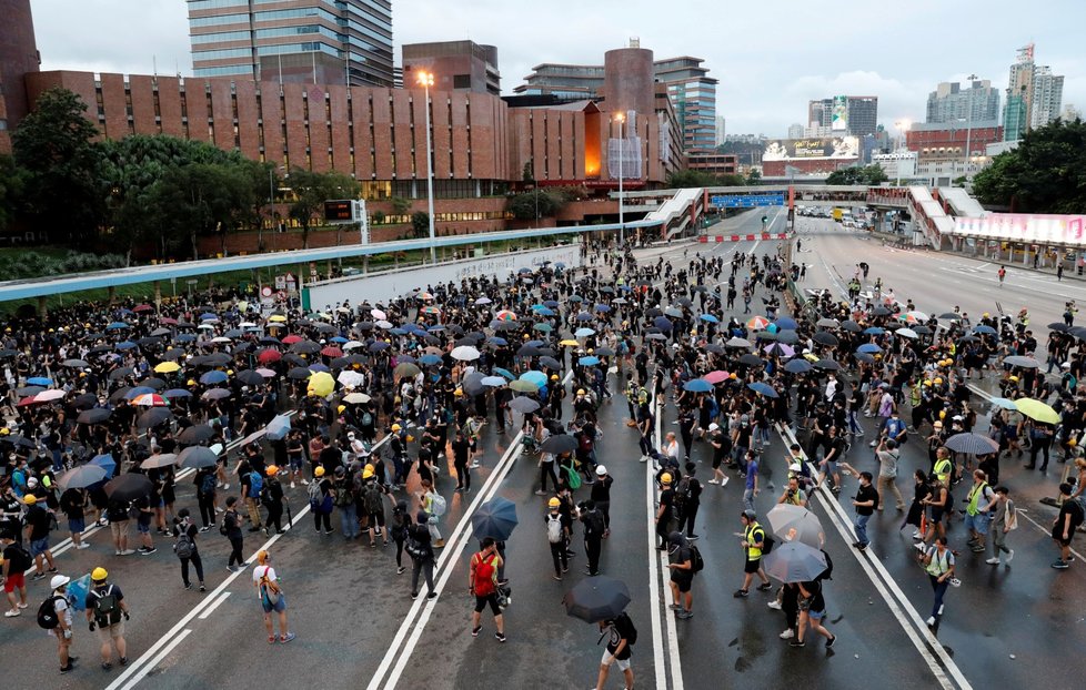 Policie rozháněla demonstranty v Hongkongu i slzným plynem (3. 8. 2019)