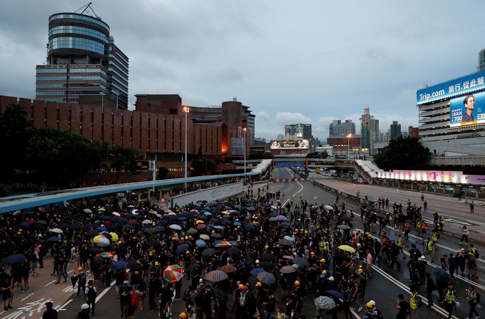 Policie rozháněla demonstranty v Hongkongu i slzným plynem (3. 8. 2019)