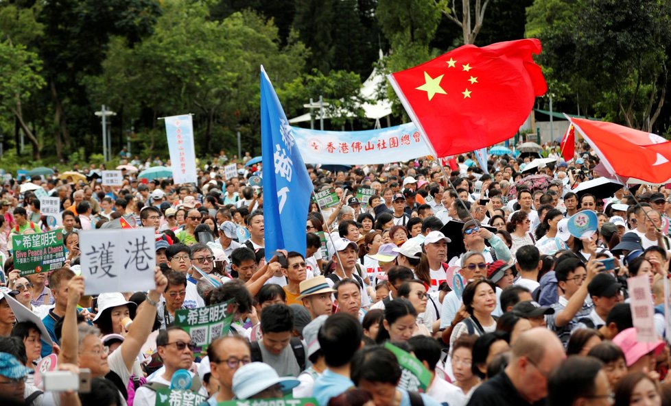 Policie rozháněla demonstranty v Hongkongu i slzným plynem (3. 8. 2019)