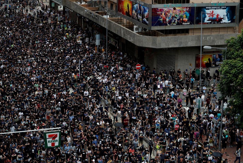 Policie rozháněla demonstranty v Hongkongu i slzným plynem (3. 8. 2019)