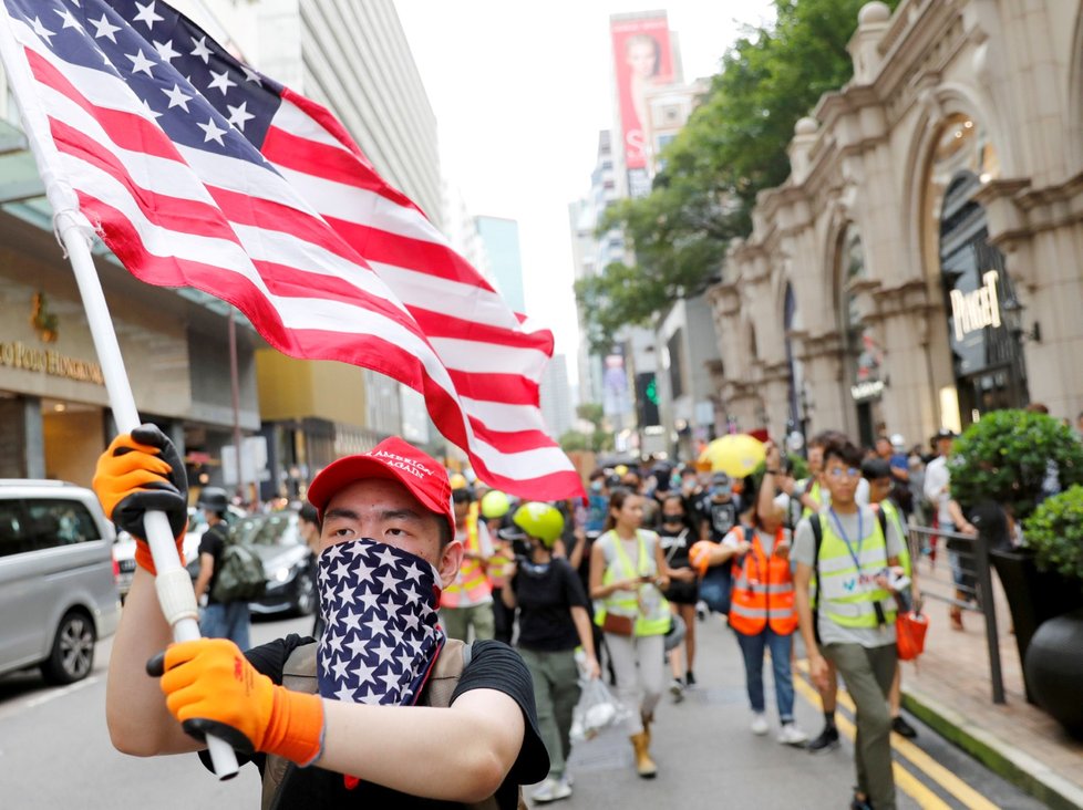 Policie rozháněla demonstranty v Hongkongu i slzným plynem (3. 8. 2019)