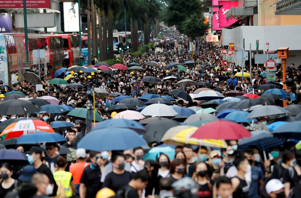 Policie rozháněla demonstranty v Hongkongu i slzným plynem (3. 8. 2019)