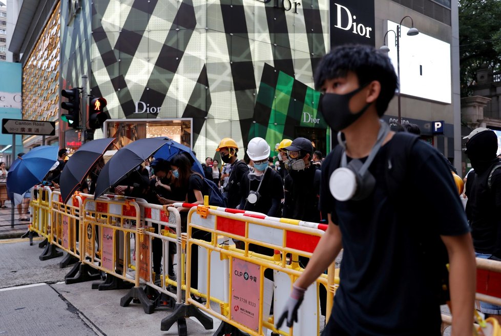 Policie rozháněla demonstranty v Hongkongu i slzným plynem (3. 8. 2019)