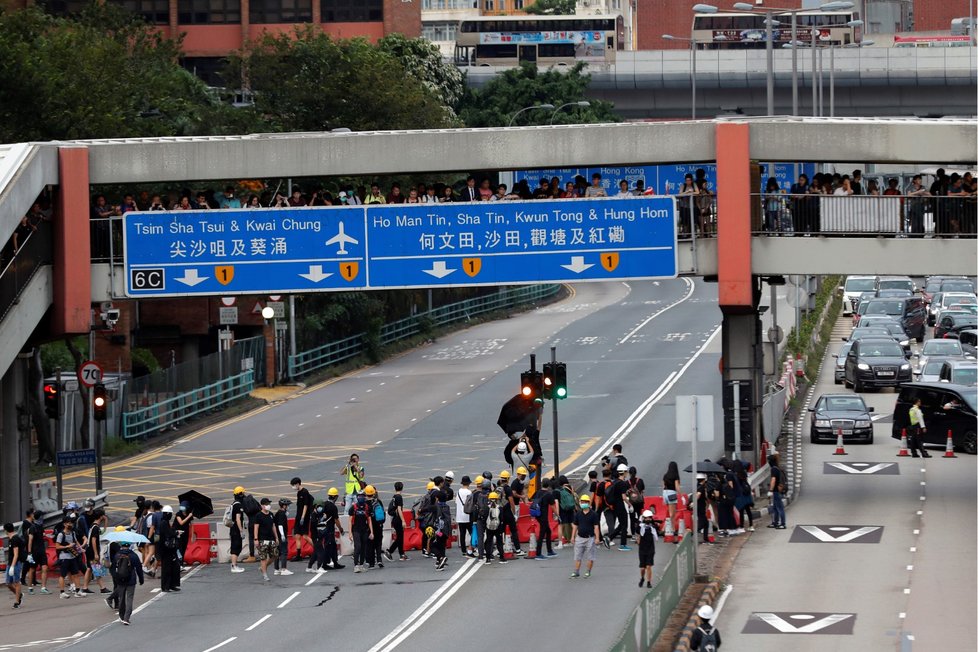 Policie rozháněla demonstranty v Hongkongu i slzným plynem (3. 8. 2019)