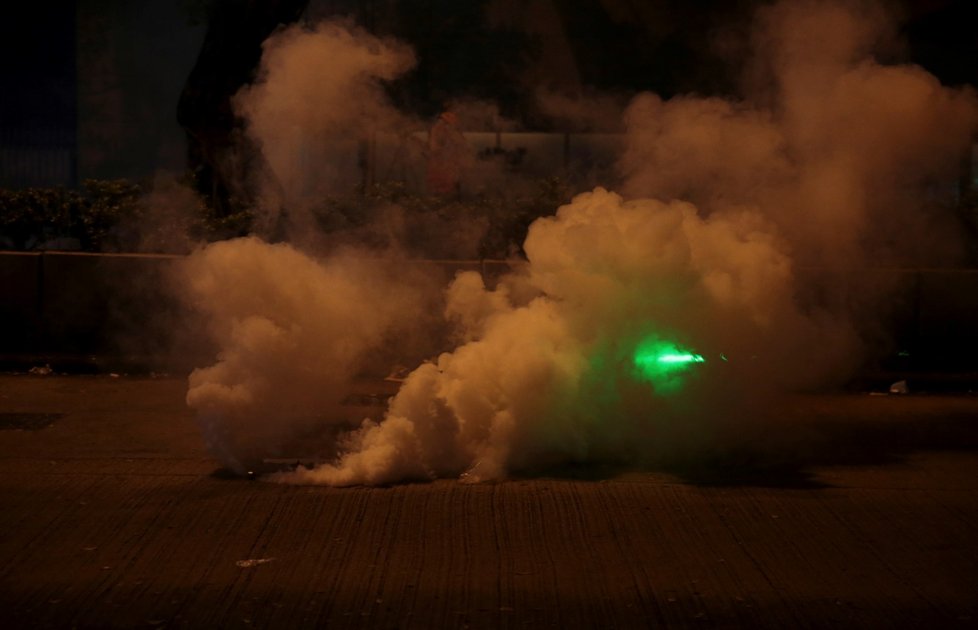 Policie rozháněla demonstranty v Hongkongu i slzným plynem (3. 8. 2019)