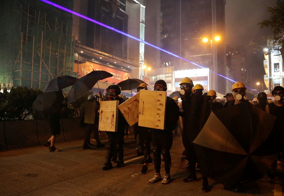 Policie rozháněla demonstranty v Hongkongu i slzným plynem (3. 8. 2019)