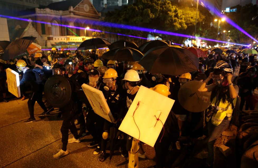 Policie rozháněla demonstranty v Hongkongu i slzným plynem (3. 8. 2019)