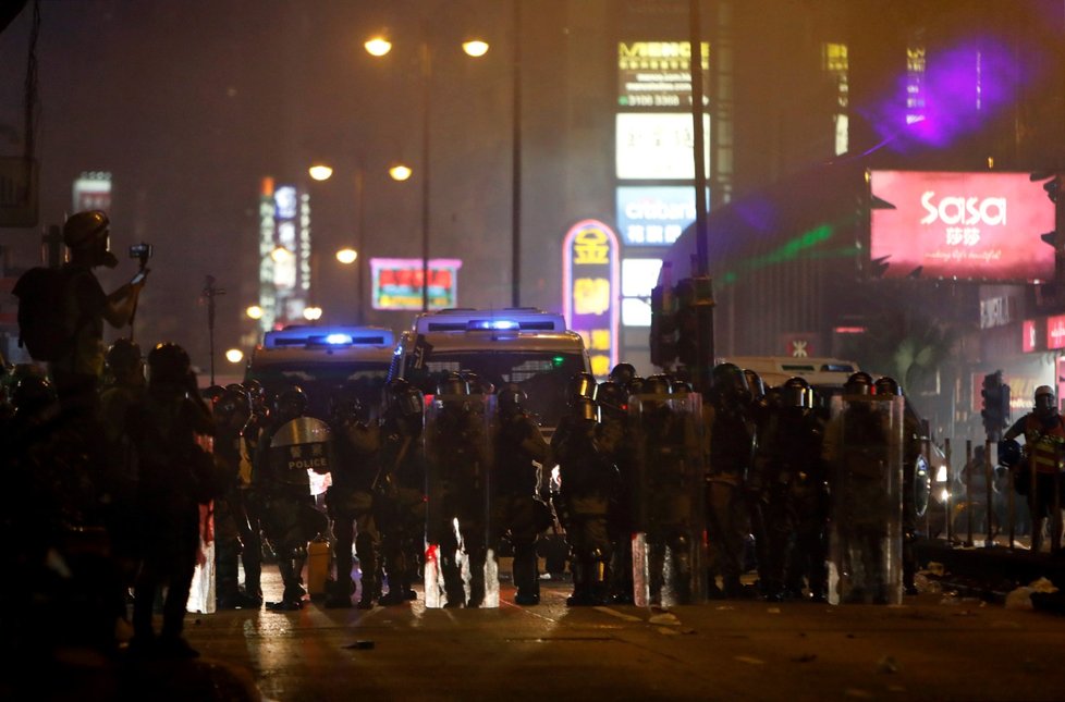 Policie rozháněla demonstranty v Hongkongu i slzným plynem (3. 8. 2019)