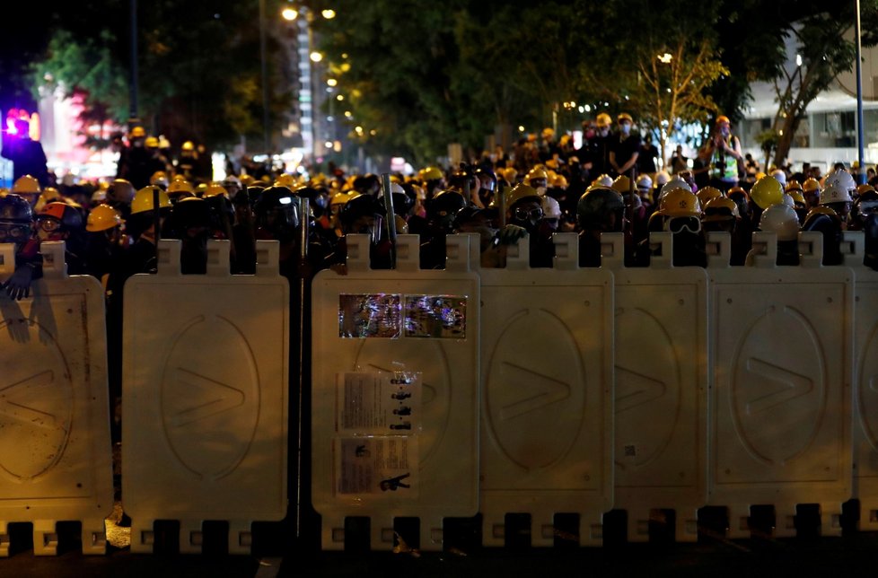 Policie rozháněla demonstranty v Hongkongu i slzným plynem (3. 8. 2019)