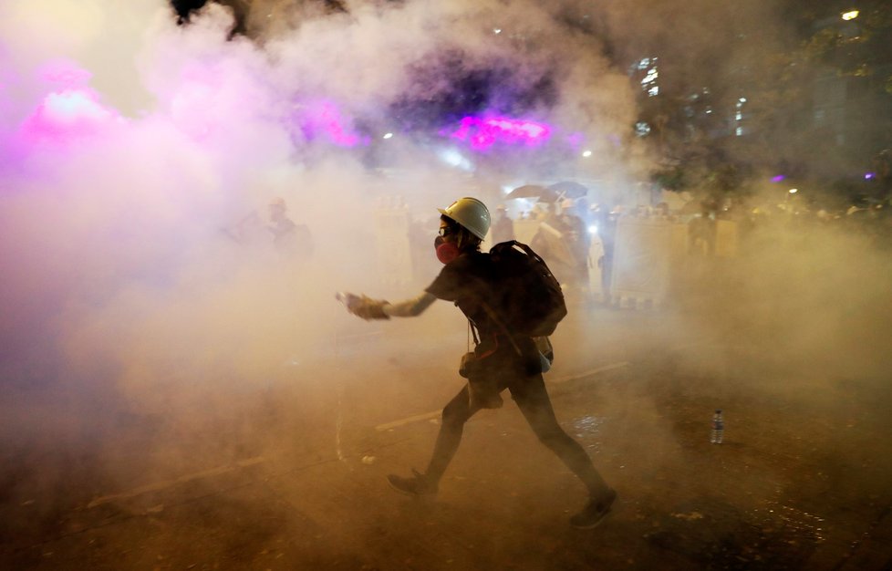 Policie rozháněla demonstranty v Hongkongu i slzným plynem (3. 8. 2019)