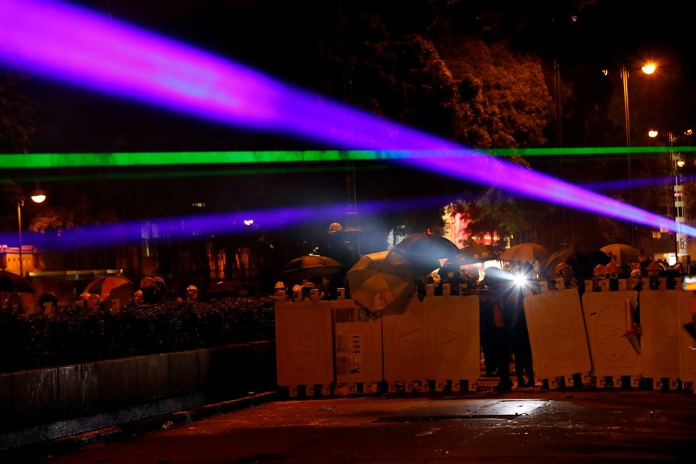 Policie rozháněla demonstranty v Hongkongu i slzným plynem (3. 8. 2019)