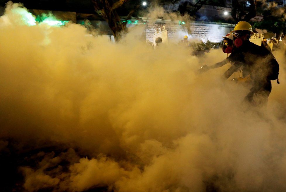 Policie rozháněla demonstranty v Hongkongu i slzným plynem (3. 8. 2019)