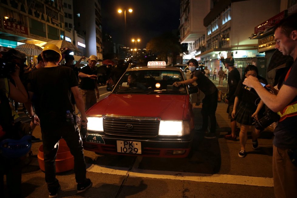 Policie rozháněla demonstranty v Hongkongu i slzným plynem (3. 8. 2019)