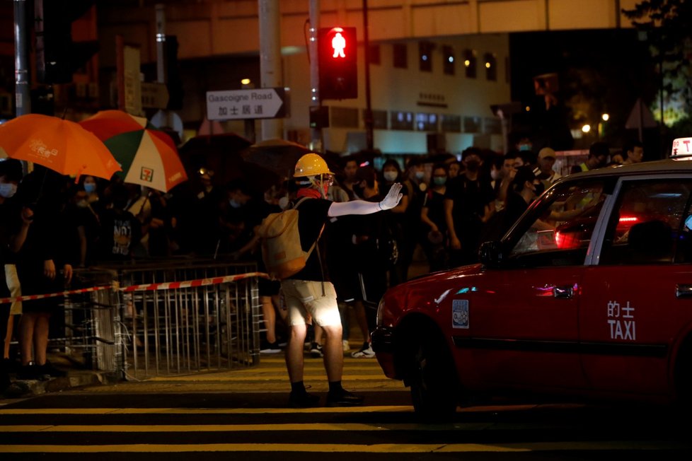 Policie rozháněla demonstranty v Hongkongu i slzným plynem (3. 8. 2019)