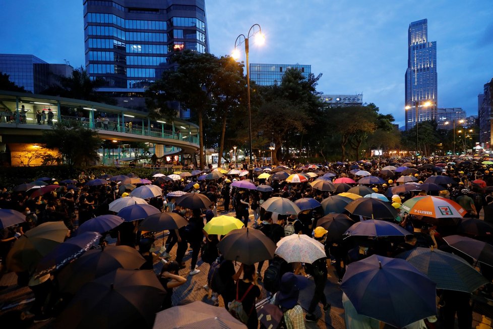 Policie rozháněla demonstranty v Hongkongu i slzným plynem (3. 8. 2019)