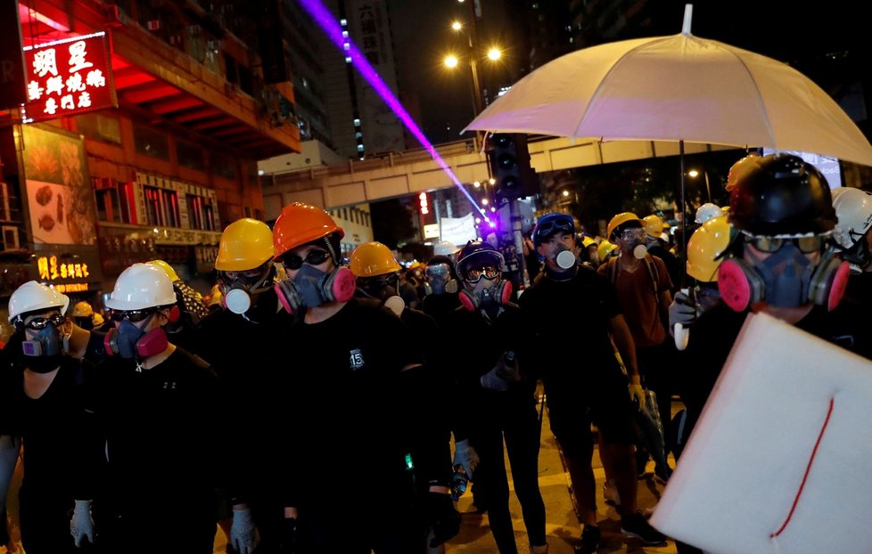 Policie rozháněla demonstranty v Hongkongu i slzným plynem (3. 8. 2019)