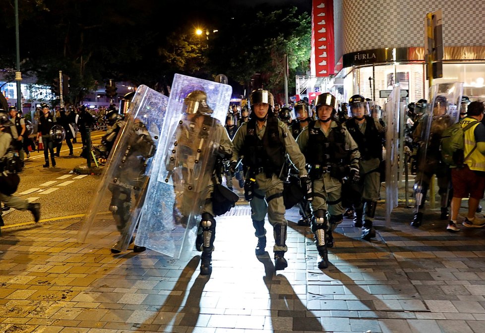 Policie rozháněla demonstranty v Hongkongu i slzným plynem (3. 8. 2019)