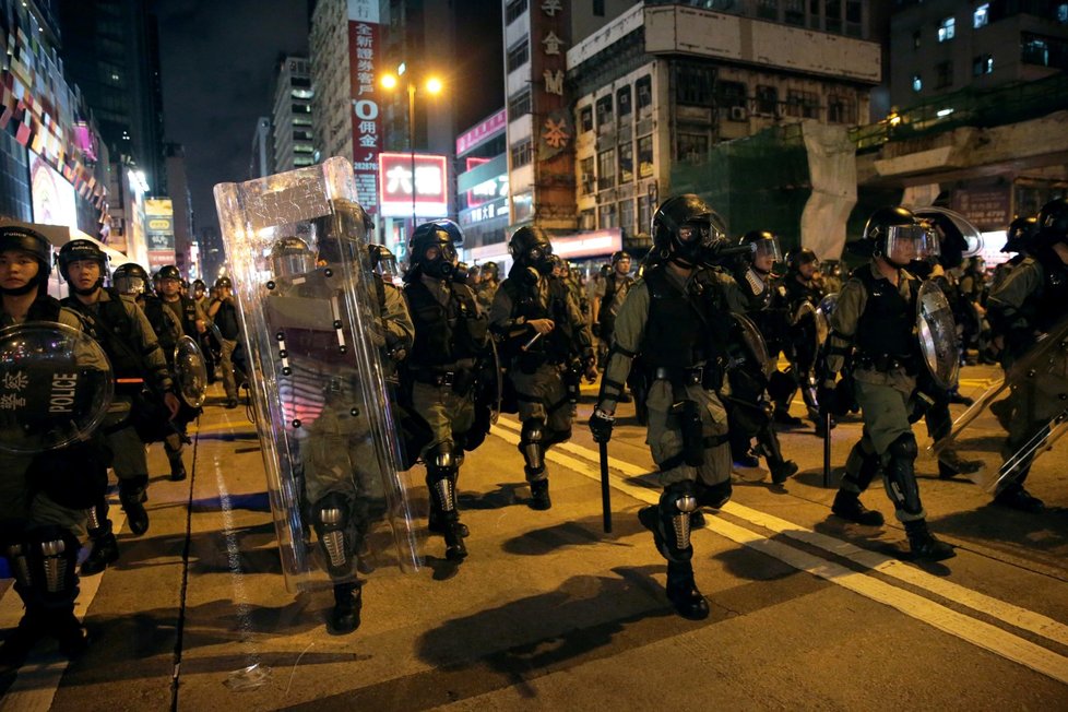 Policie rozháněla demonstranty v Hongkongu i slzným plynem (3. 8. 2019)