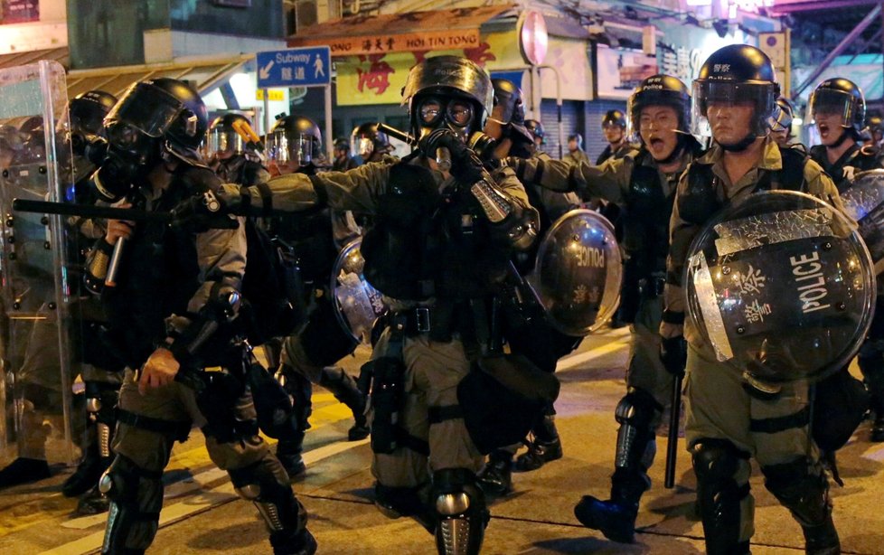 Policie rozháněla demonstranty v Hongkongu i slzným plynem (3. 8. 2019)