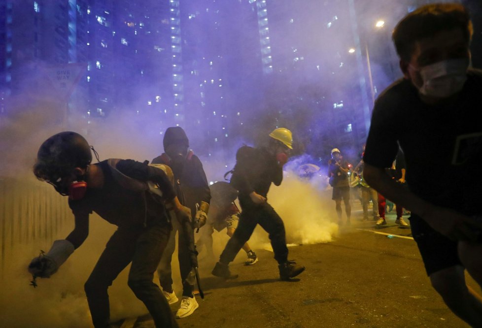 Policie rozháněla demonstranty v Hongkongu i slzným plynem (3. 8. 2019)