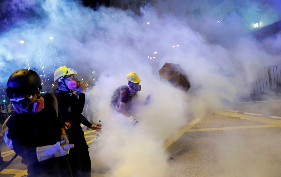 Policie rozháněla demonstranty v Hongkongu i slzným plynem (3. 8. 2019)