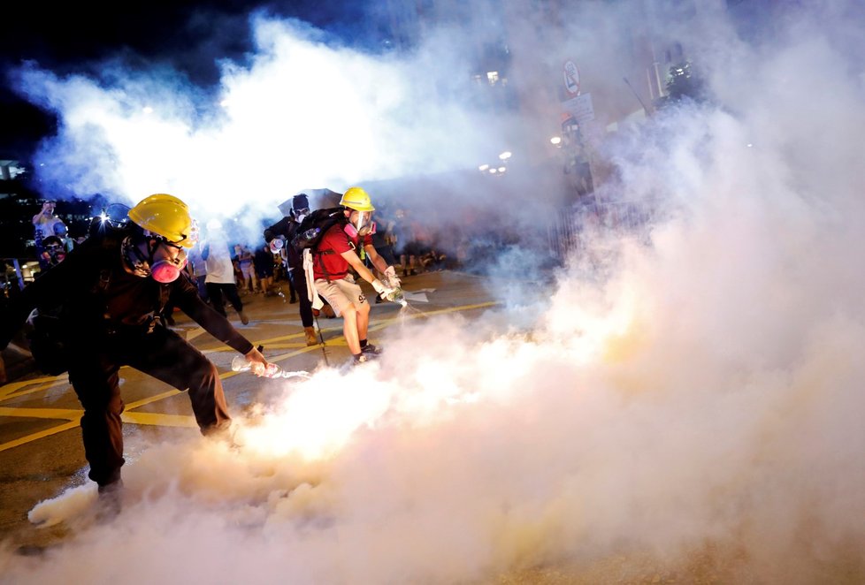 Policie rozháněla demonstranty v Hongkongu i slzným plynem (3. 8. 2019)