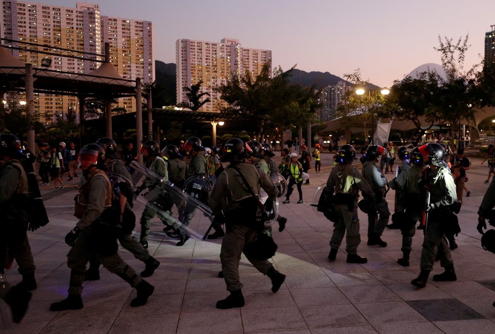 Barikády, ničení obchodů a dlažební kostky proti policistům. Nepokoje v Hongkongu neberou konce (22. 9. 2019)