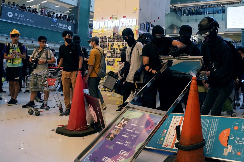 Barikády, ničení obchodů a dlažební kostky proti policistům. Nepokoje v Hongkongu neberou konce (22. 9. 2019)
