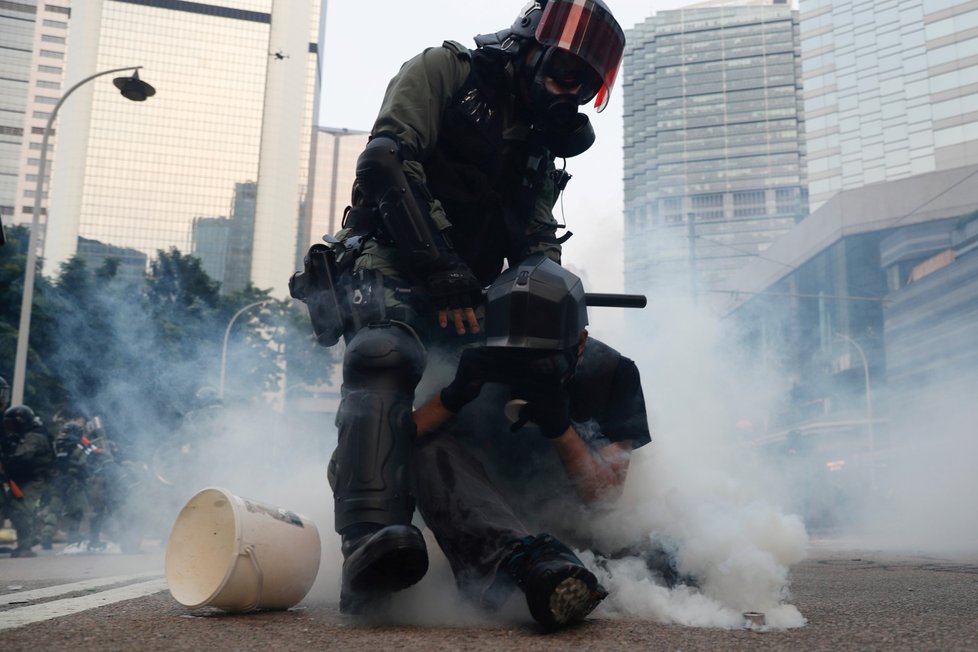 Hongkongská policie zasáhla slzným plynem i vodním dělem (29. 9. 2019)