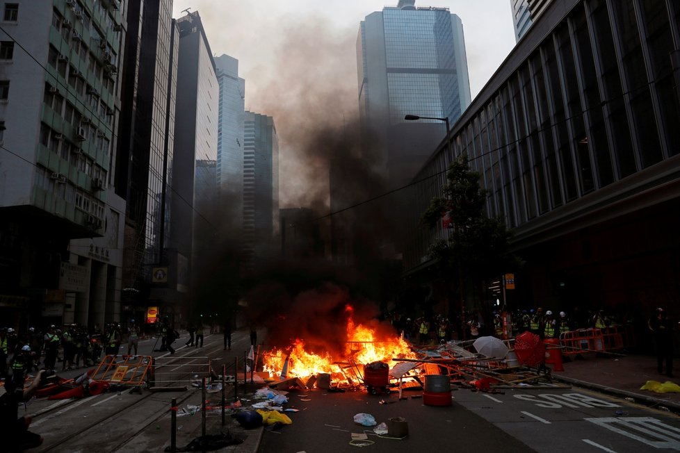 Hongkongská policie zasáhla slzným plynem i vodním dělem (29. 9. 2019)