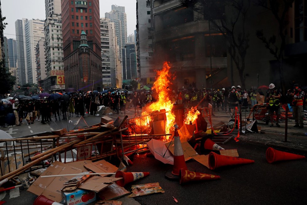 Hongkongská policie zasáhla slzným plynem i vodním dělem (29. 9. 2019)