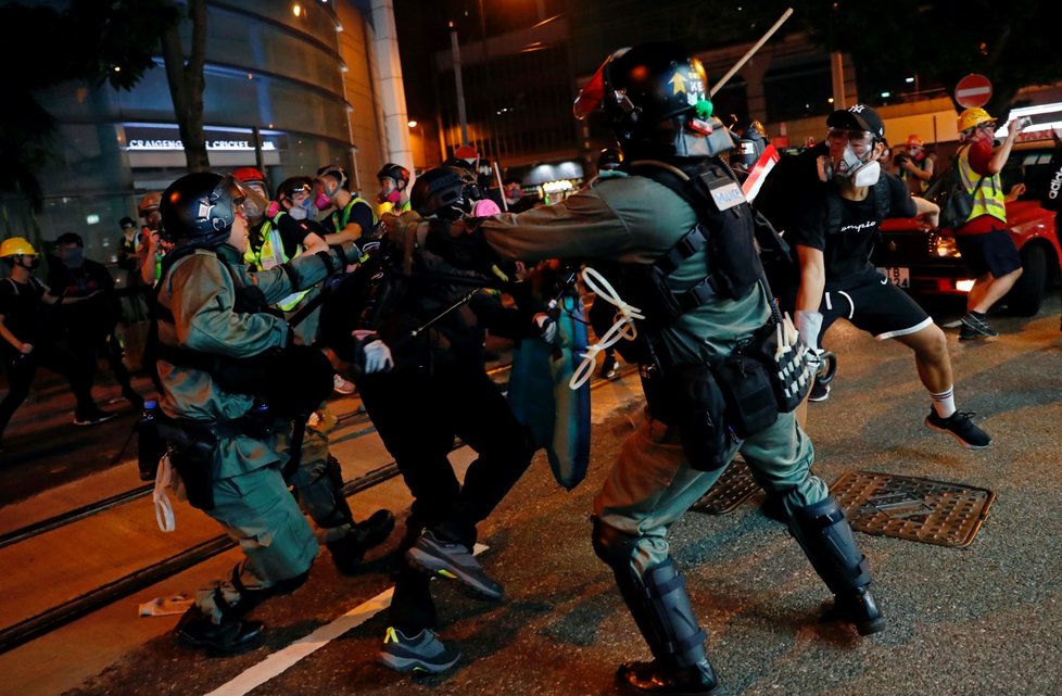 Hongkongská policie zasáhla slzným plynem i vodním dělem. (29. 9. 2019)