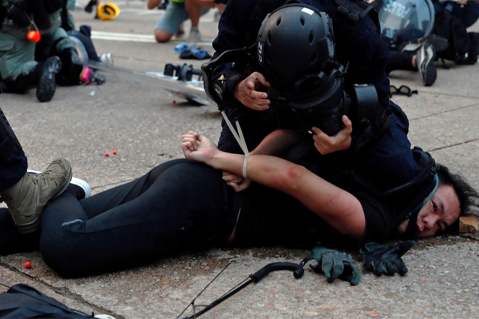 Hongkongská policie zasáhla slzným plynem i vodním dělem. (29. 9. 2019)