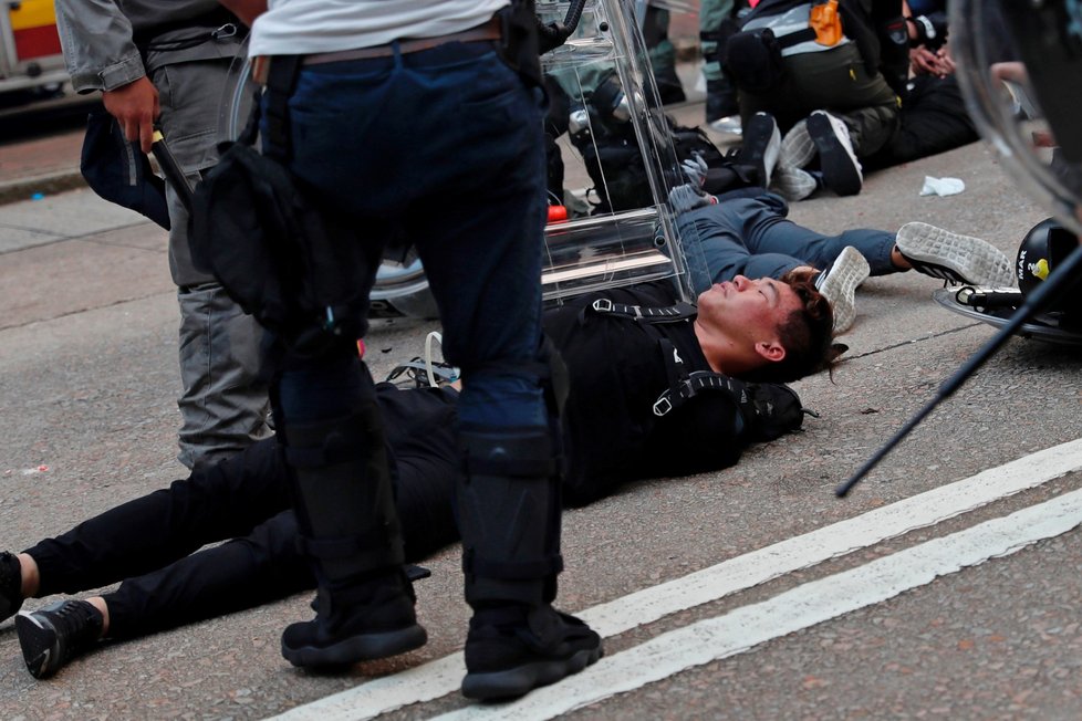 Hongkongská policie zasáhla slzným plynem i vodním dělem. (29. 9. 2019)