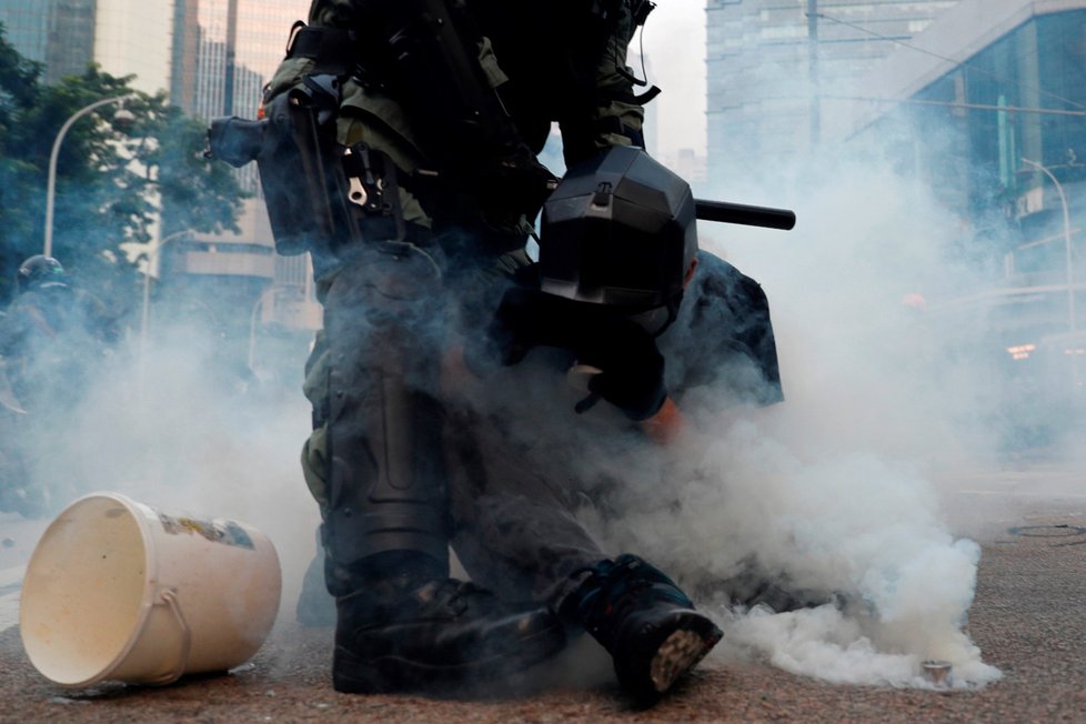 Hongkongská policie zasáhla slzným plynem i vodním dělem. (29. 9. 2019)