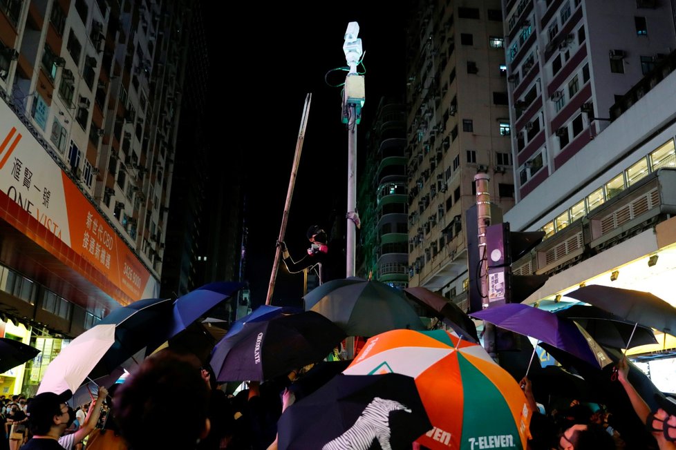 Proti zahalování obličeje v Hongkongu protestují tisíce lidí. (4. 10. 2019)