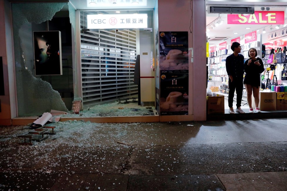 Proti zahalování obličeje v Hongkongu protestují tisíce lidí. (4. 10. 2019)