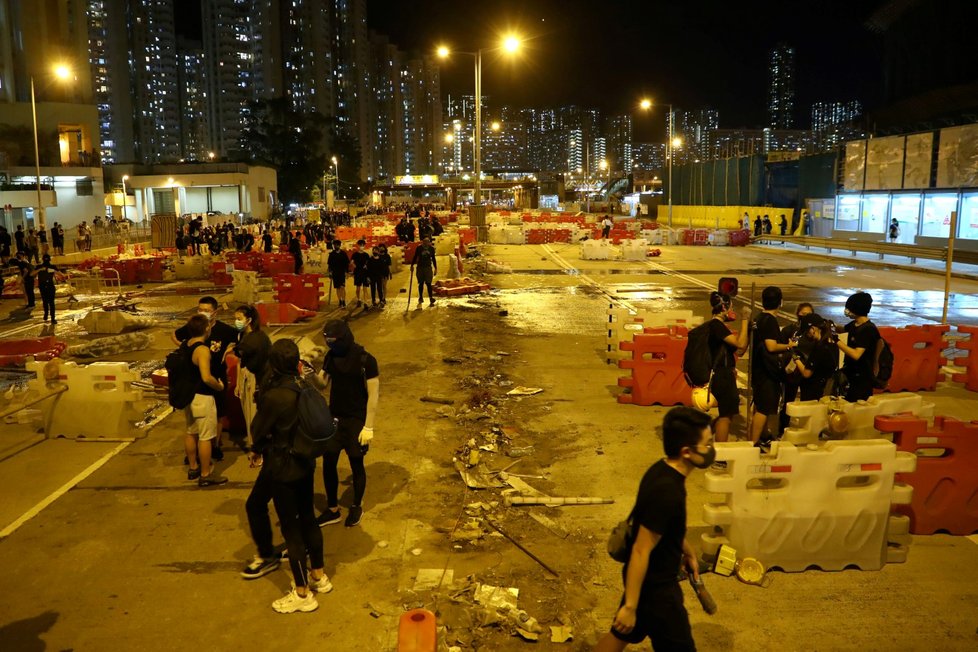 Proti zahalování obličeje v Hongkongu protestují tisíce lidí (4. 10. 2019)