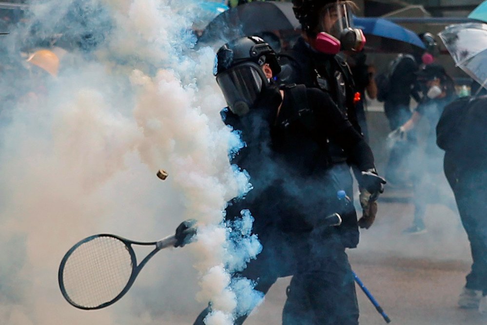 Hongkongská policie zasáhla slzným plynem i vodním dělem (29. 9. 2019)