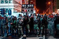 Hongkong opět bouří, policisté vytáhli obušky a slzný plyn. Mladík skončil pobodaný